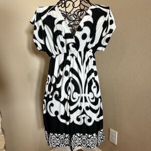 Black and white patterned v-neck dress
